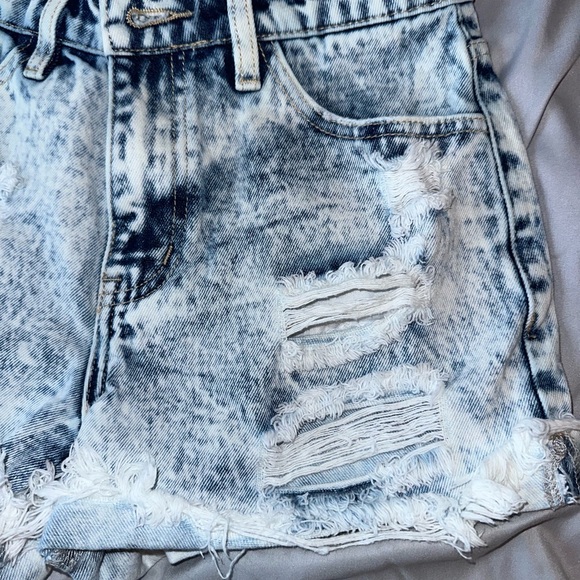 KanCan Acid Wash distressed shorts Size 25 EUC - Picture 4 of 4